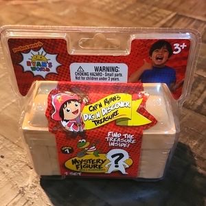 NEW! Ryan's World Dig N Discover Treasure with Mystery Figure